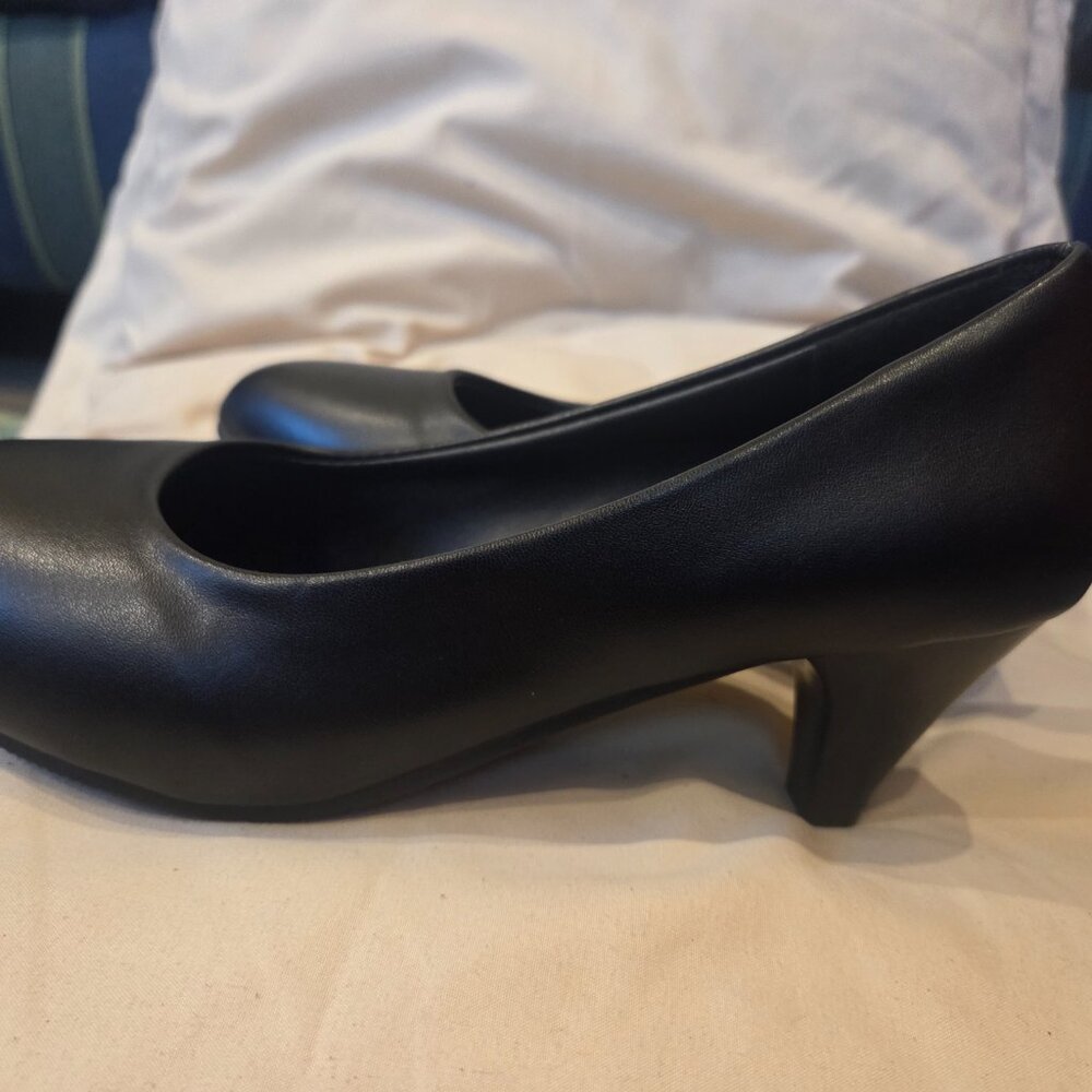 Black Court Shoes. - Picture 3 of 8